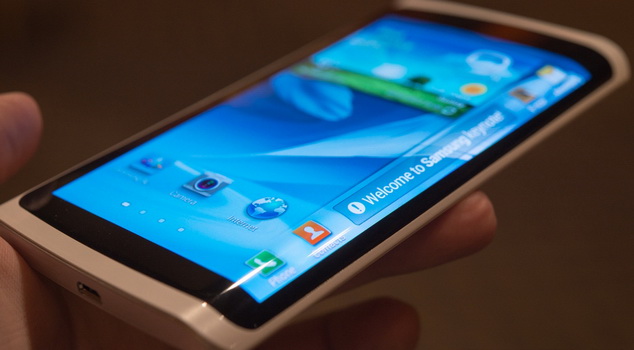 “Samsung” kompaniyasi bukiluvchan OLED-displeyli birinchi Android-smartfonni oktyabrda oyida taqdim etadi.