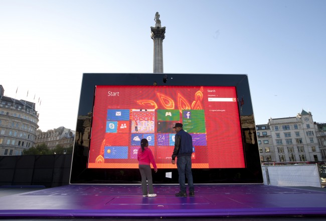 Microsoft London markazida ulkan Surface 2 planshetni o`rnatdi