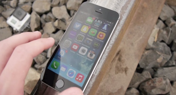 iPhone 5S poezdga qarshi (+video)