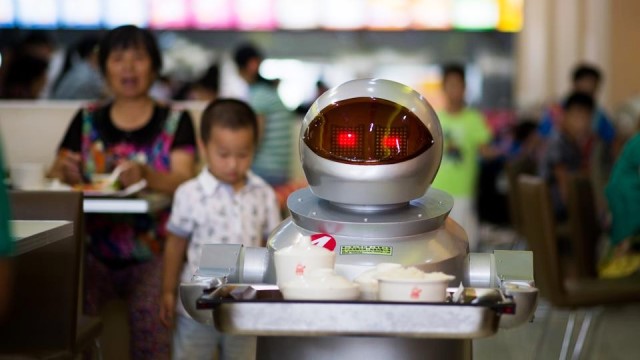 Xitoy restoranining xo`jayini robotlarni ishga oldi?!