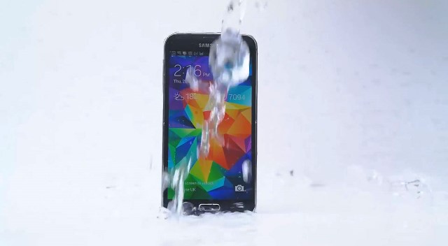 Ice Bucket Challenge: Samsung Galaxy S5 chaqiriqni iPhone 5s ga berdi (+video)