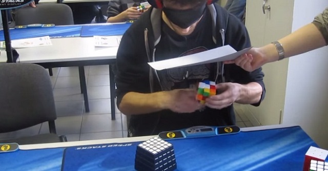 “Kubik Rubik” ni ko`rmasdan yig`ish bo`yicha dunyo rekordi (+video)