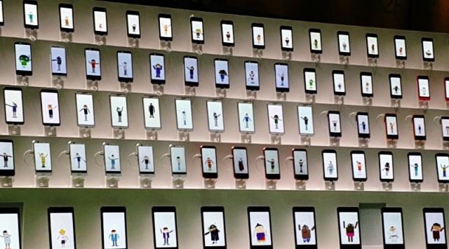 Video: 300 ta Androidlar qo`shiq kuylashdi