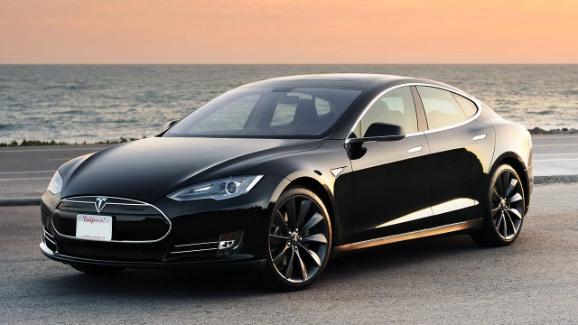 “Tesla” elektromobilni qo`lsiz boshqarish mumkin