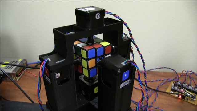 Robot kubik rubikni bir soniyada yig`ib beradi (+video)