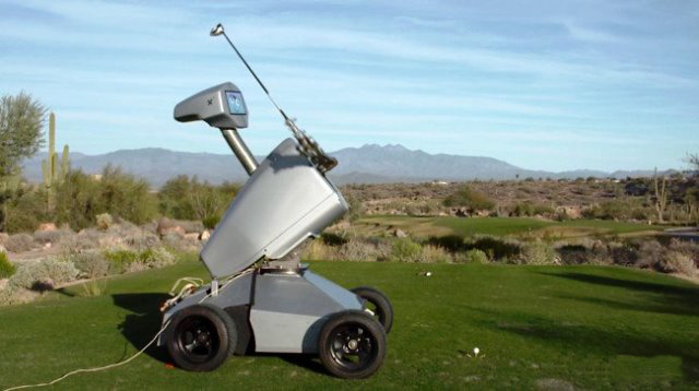 Robot bir urinishda to`pni golf chuqurchasiga tushirdi