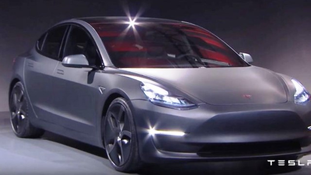 Tesla kompaniyasi yangi Model 3 elektromobilni taqdim etdi