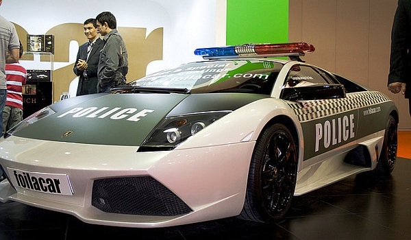Dubay politsiyasi Lamborghini sport avtomobilida xizmat qiladi.