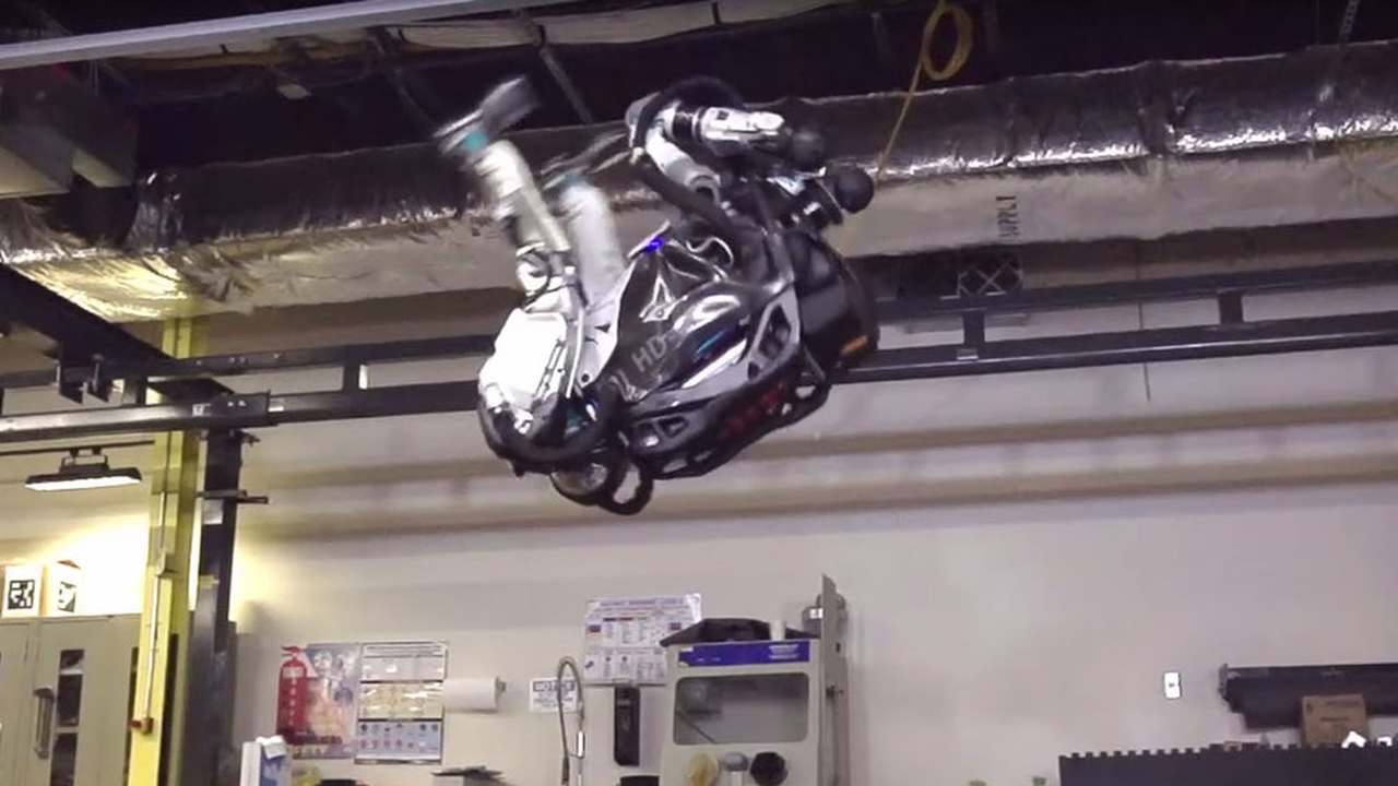 Робот Atlas демонстрирует чудеса акробатики