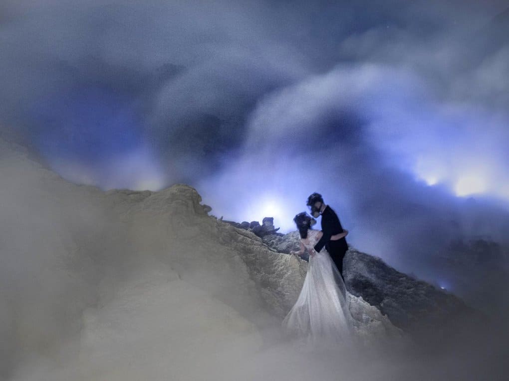Пара молодожёнов устроила свадебную фотосессию в самом экстремальном месте на планете
