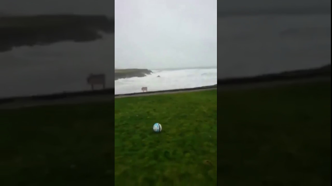 Ураган вернул мяч после удара футболиста