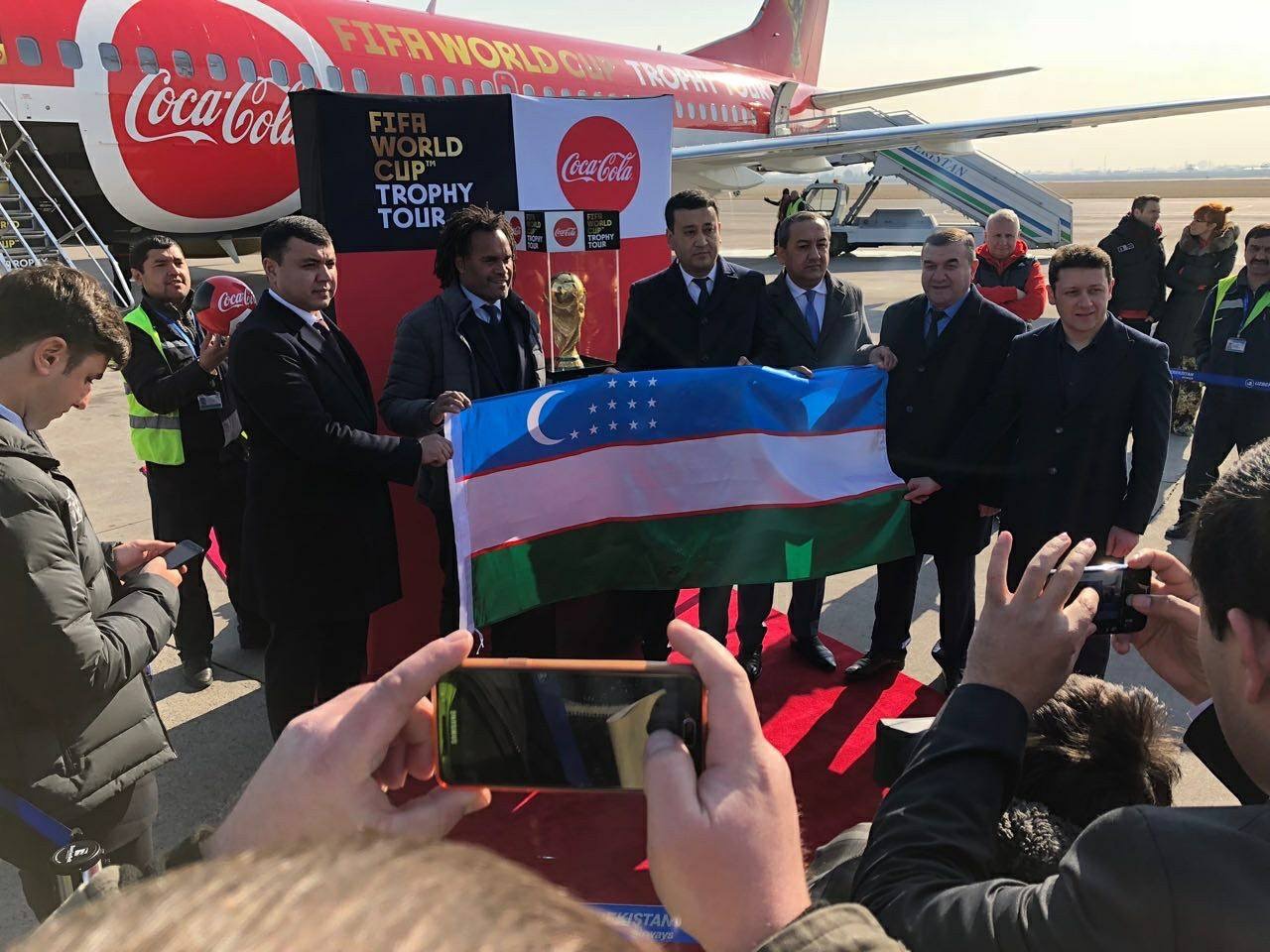В Ташкенте приземлился самолет с Кубком чемпионата мира по футболу