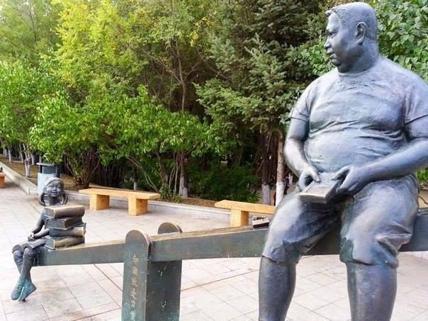 Памятник, олицетворяющий силу книг (Китай)