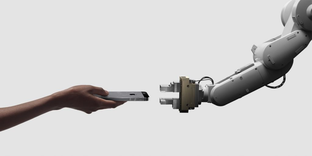 Yangi Apple roboti 18 sekund ichida har qanday iPhone ni ochib tashlaydi (+video)