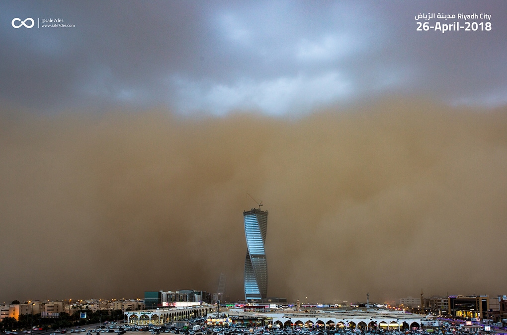 Видео песчаной бури, за секунды поглотившей город