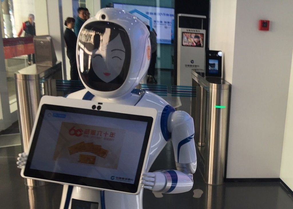 В банке Шанхая всех людей заменили роботами