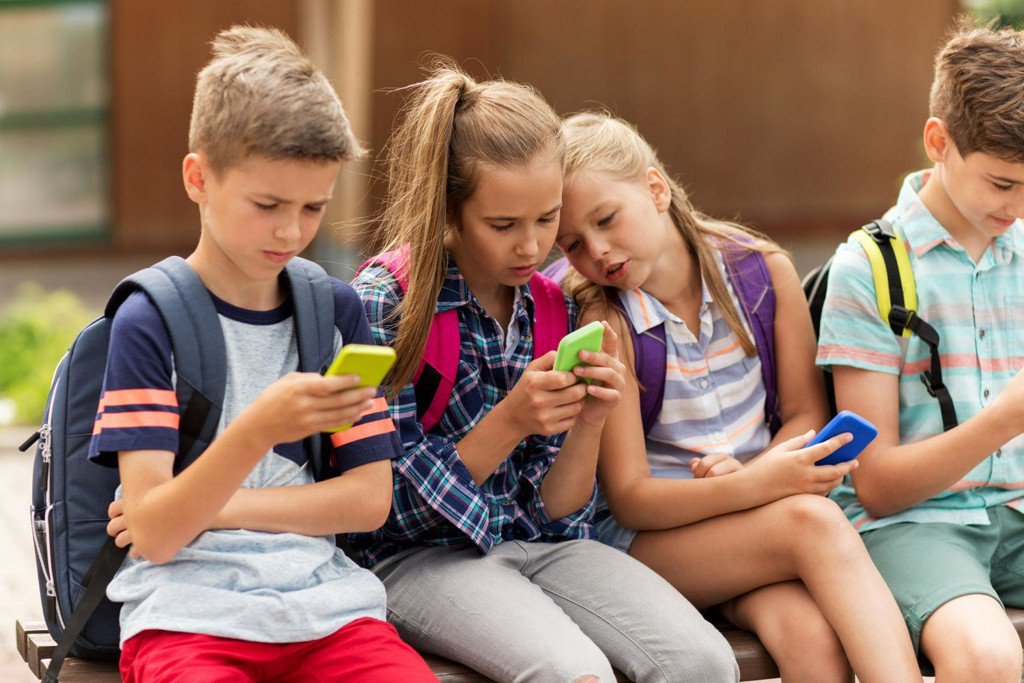 Во Франции детям запретили приходить в школу с телефонами