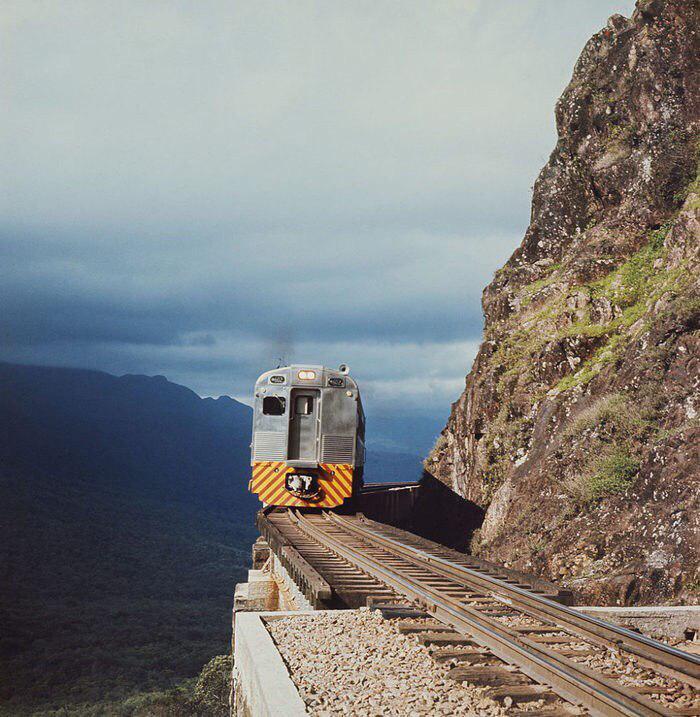 Поезд на горных склонах Бразилии