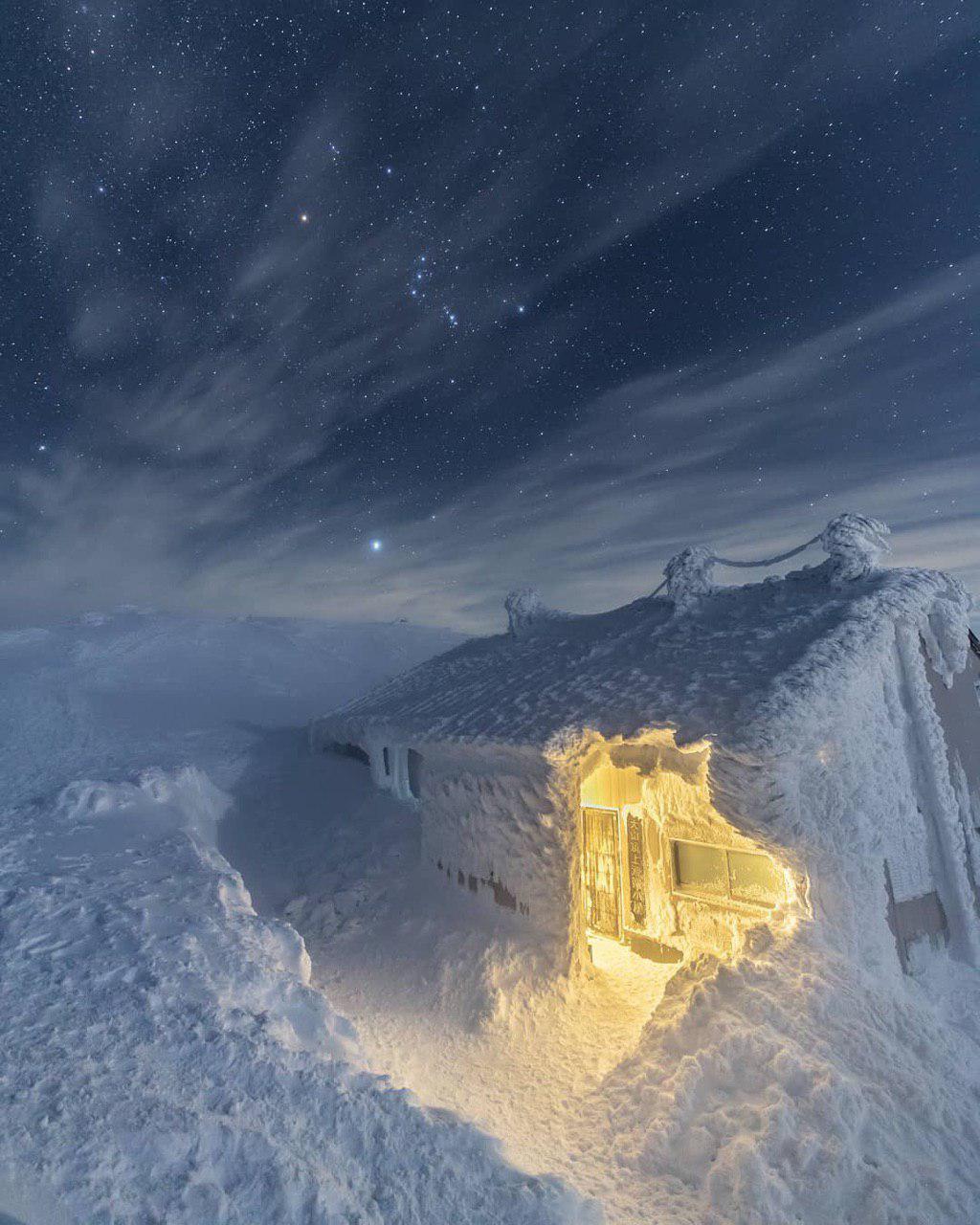 Снежный домик в горах Японии