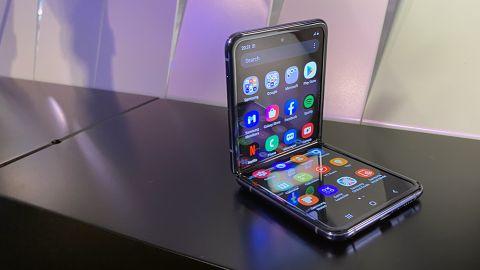 Samsung представила смартфон-раскладушку Galaxy Z Flip с гибким дисплеем