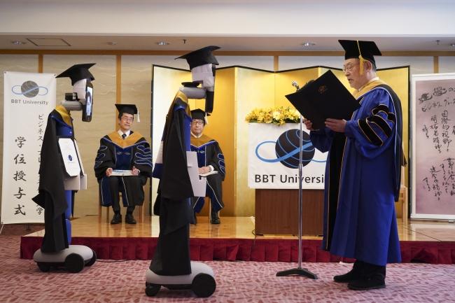 Bitiruvchi o‘rniga robot: Tokiodagi universitet innovatsion diplom topshirish marosimini o‘tkazdi