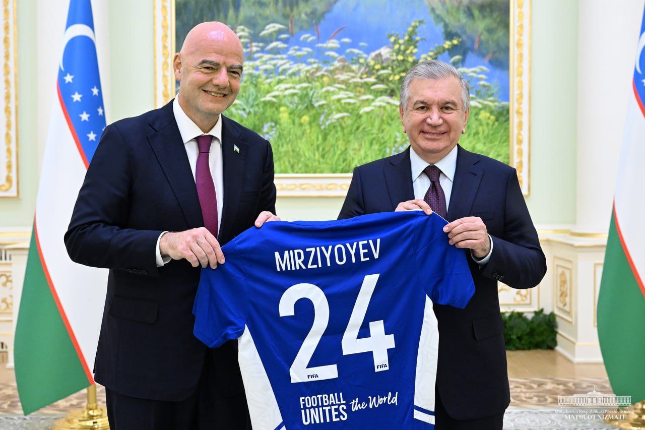 FIFA prezidenti Shavkat Mirziyoyevga familiyasi tushirilgan futbolka sovg‘a qildi