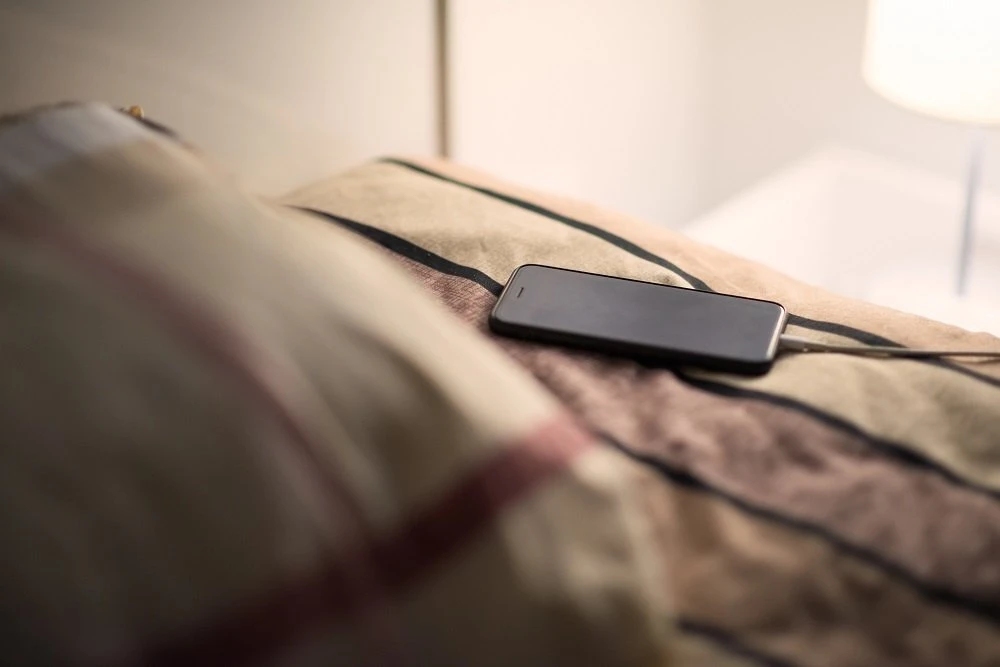 Apple предупредила, что спать с iPhone небезопасно