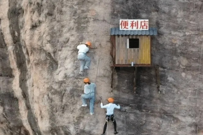 В Китае нашли «самый неудобный магазин на Земле». Он находится внутри скалы на высоте 120 метров
