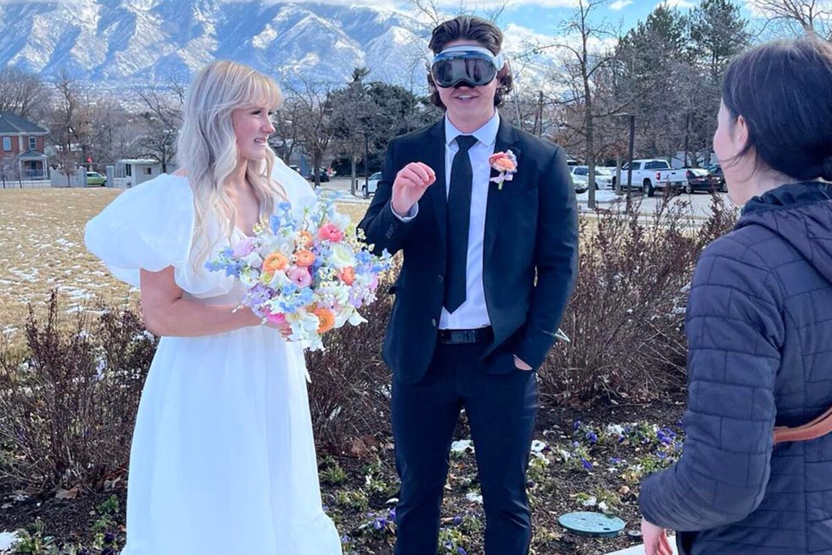 В соцсетях завирусились фотографии со свадьбы, на которую жених пришел в очках Apple Vision Pro