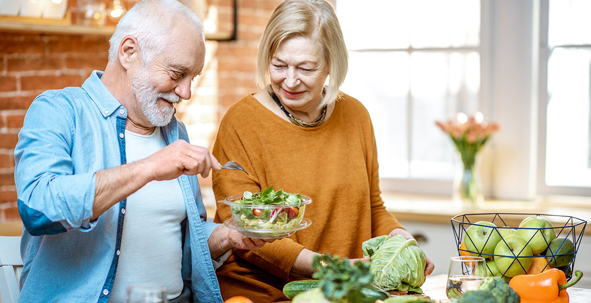 Cheerful,Senior,Couple,Eating,Salad,Standing,Together,With,Healthy,Food